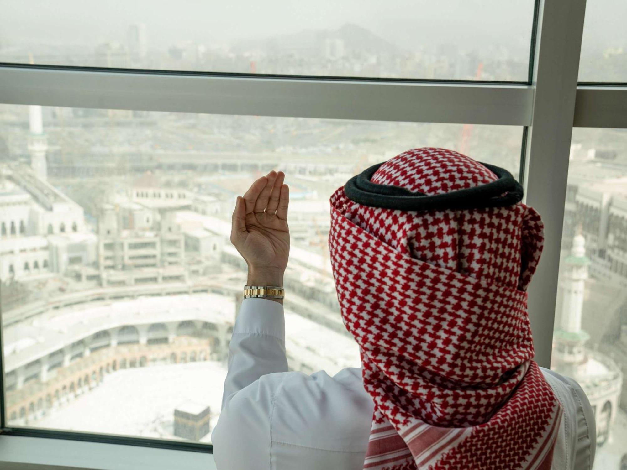 莱佛士酒店 Mecca 外观 照片 Saudi man wearing the Ogaidi