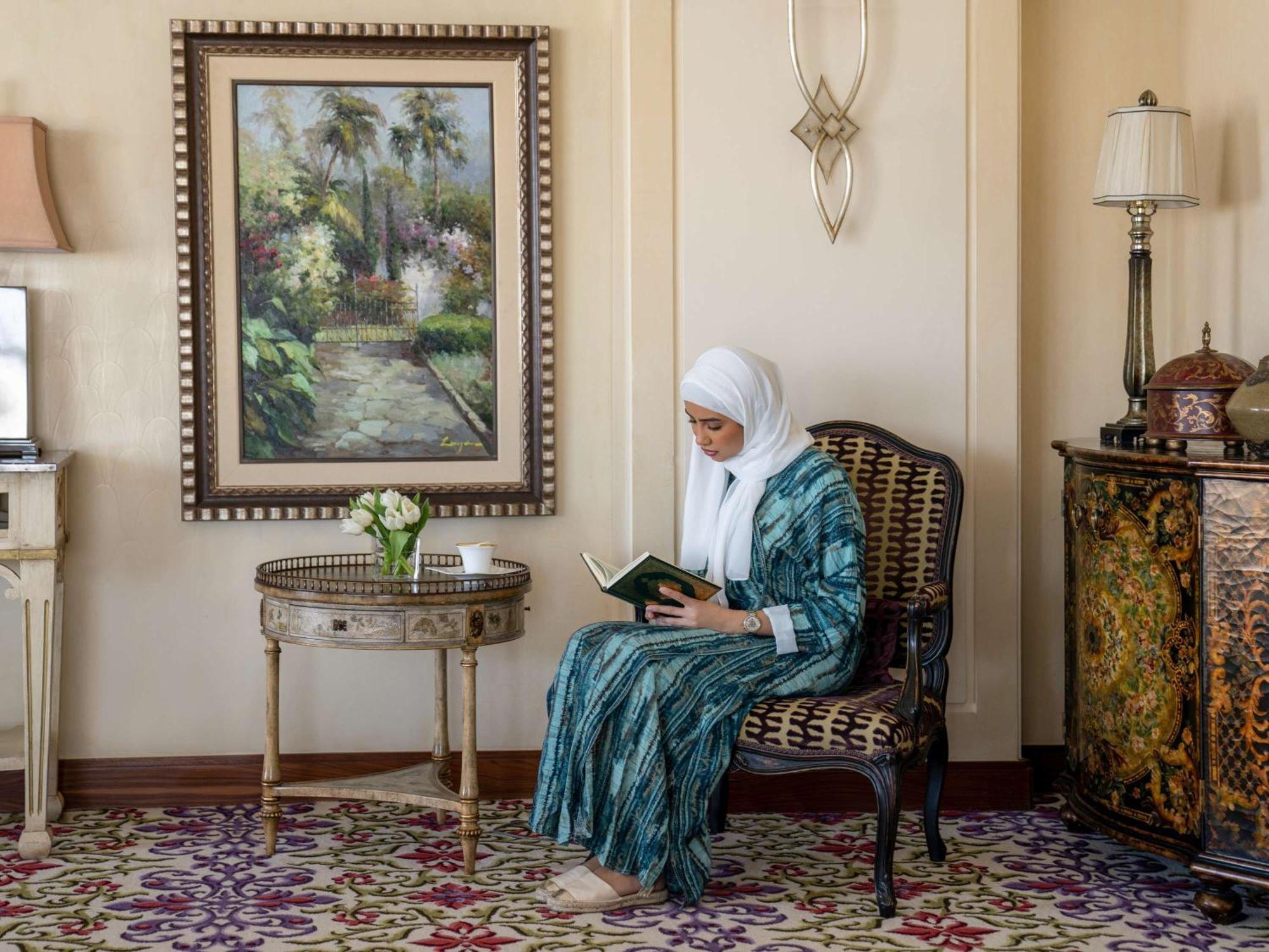 莱佛士酒店 Mecca 外观 照片 A woman in Dubai wearing an abaya
