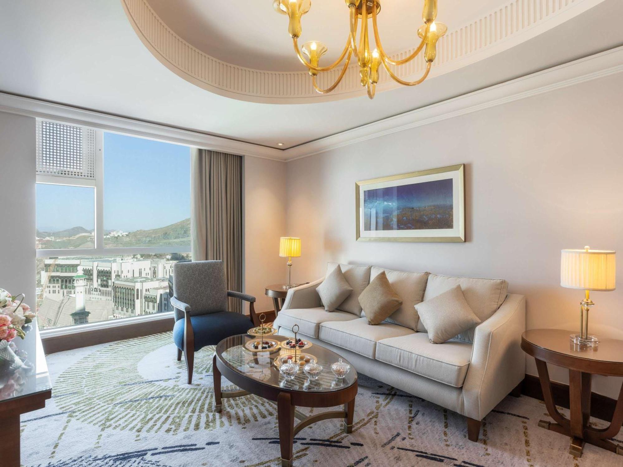 莱佛士酒店 Mecca 外观 照片 Living room of a suite