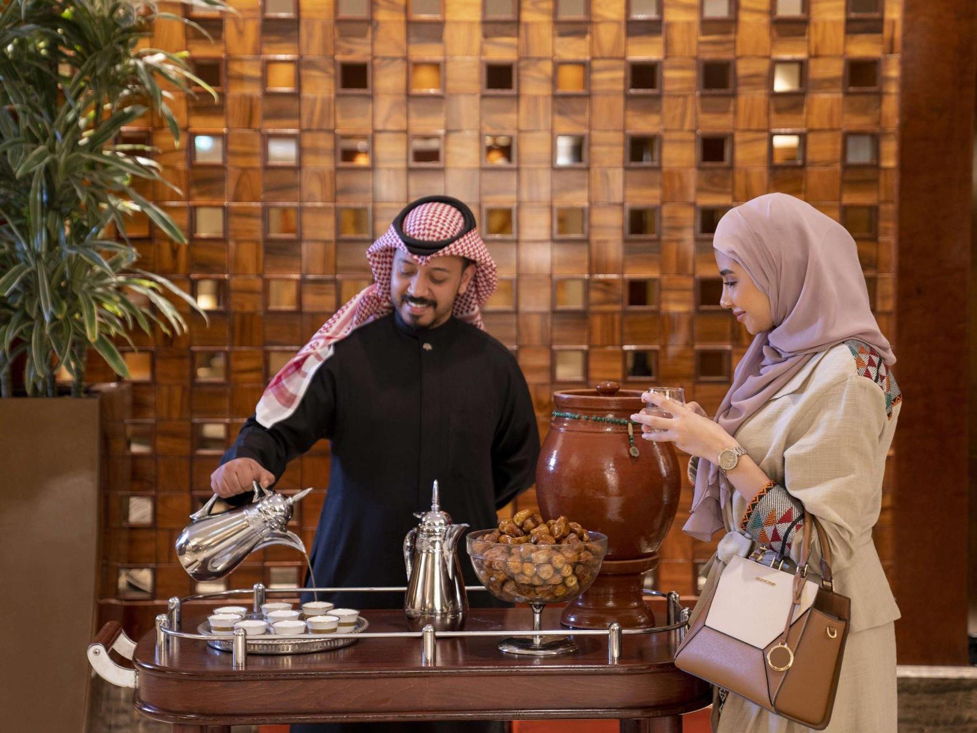 莱佛士酒店 Mecca 外观 照片 A Saudi Arabian man and woman