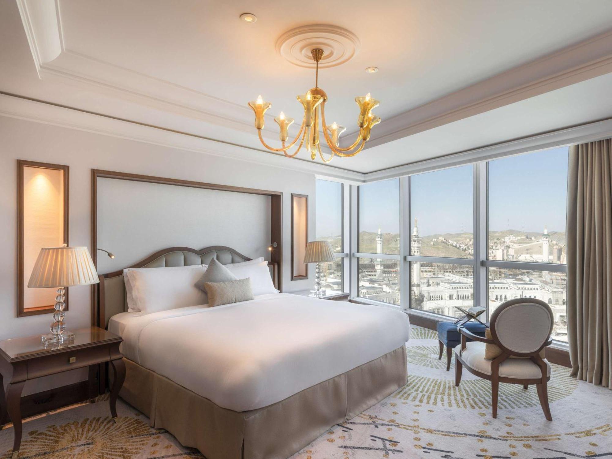 莱佛士酒店 Mecca 外观 照片 A bedroom at the Four Seasons Hotel