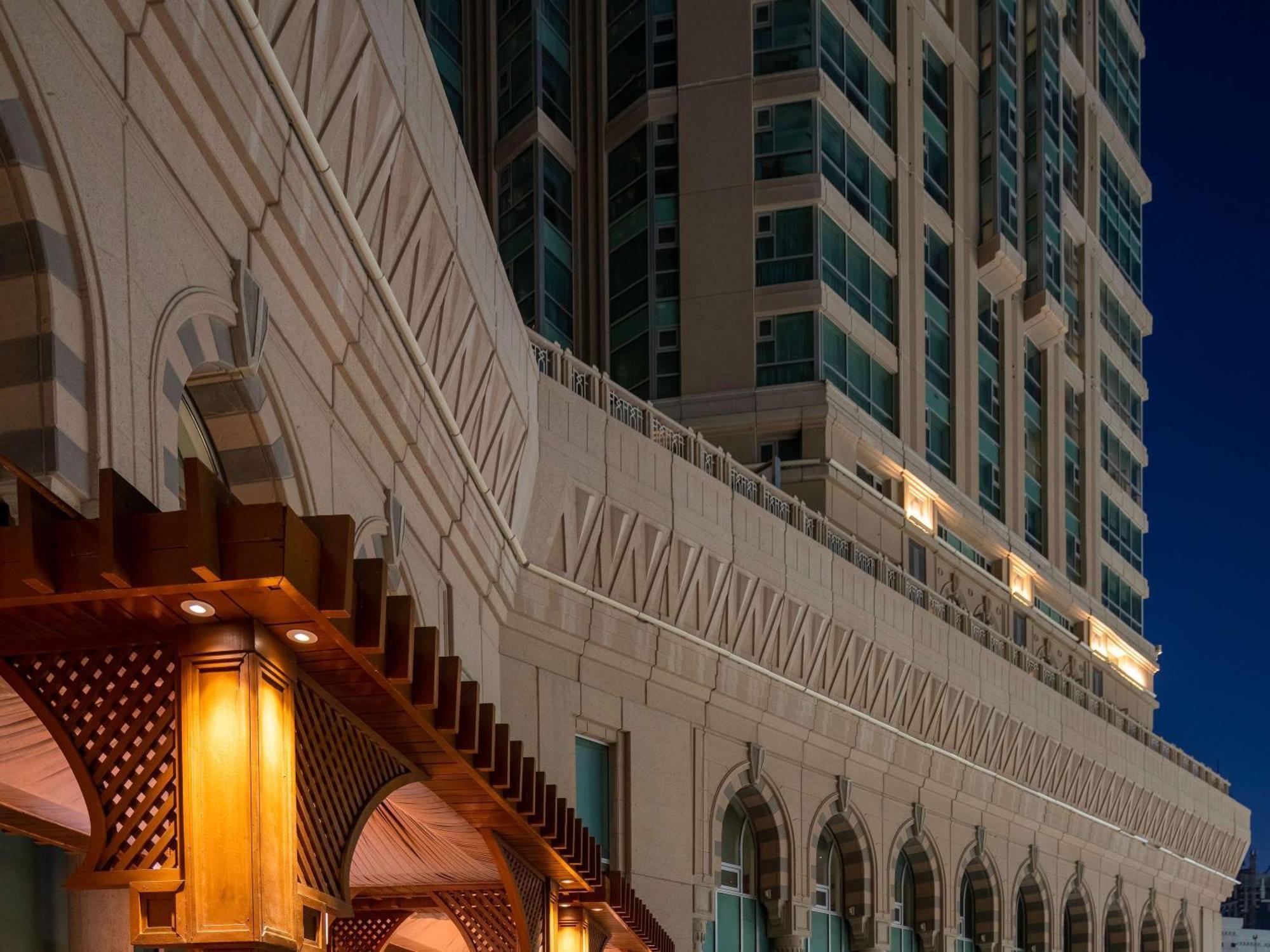 莱佛士酒店 Mecca 外观 照片 The hotel at night